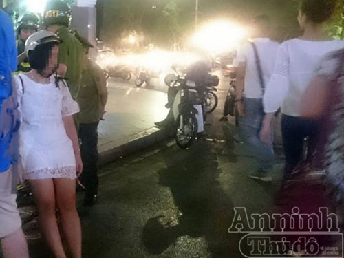 C&ocirc; g&aacute;i nũng nịu bạn trai người nước ngo&agrave;i, đ&ograve;i nhảy xuống từ tầng 3 h&agrave;m c&aacute; mập - Ảnh 1.