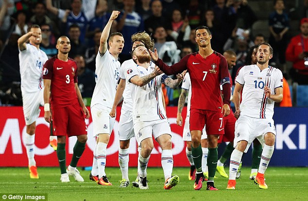 Pepe thoát thẻ dù tung chưởng vào cầu thủ Iceland - Ảnh 4.