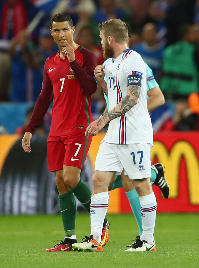 Hé lộ đoạn hội thoại đầy ngạo mạn mà Ronaldo dành cho đội trưởng Iceland - Ảnh 2.