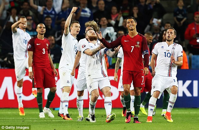 Hé lộ đoạn hội thoại đầy ngạo mạn mà Ronaldo dành cho đội trưởng Iceland - Ảnh 3.