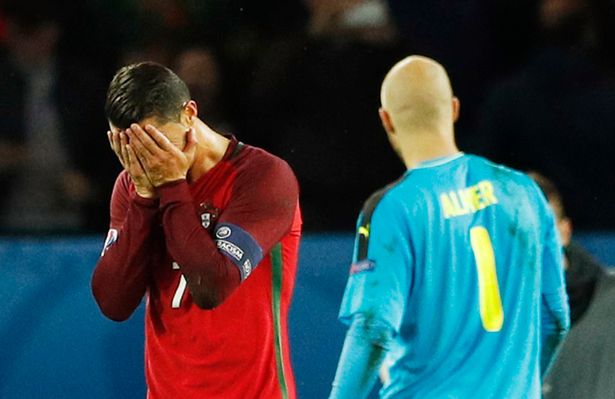 Ronaldo đi vào lịch sử bóng đá Bồ Đào Nha trong trận đấu vứt đi - Ảnh 2.