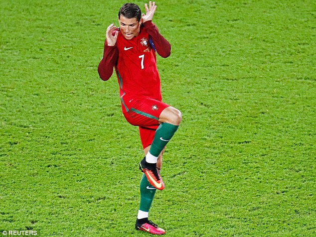 Ảnh chế: Ronaldo uốn éo nhảy nhót cùng dàn vũ nữ nóng bỏng - Ảnh 1.