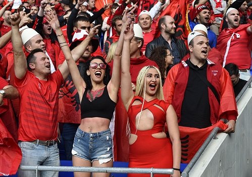 Fan nữ Albania tiếp tục đại náo trên khán đài - Ảnh 1.
