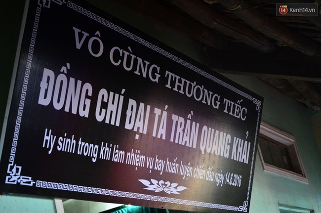 Người th&acirc;n kh&oacute;c ngất trước linh cữu Đại t&aacute; Trần Quang Khải - Ảnh 1.
