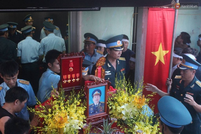 Người th&acirc;n kh&oacute;c ngất trước linh cữu Đại t&aacute; Trần Quang Khải - Ảnh 20.