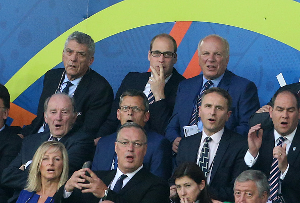 Phó chủ tịch UEFA ngủ gục cạnh Hoàng tử Anh khi xem màn trình diễn của Tam sư - Ảnh 1.