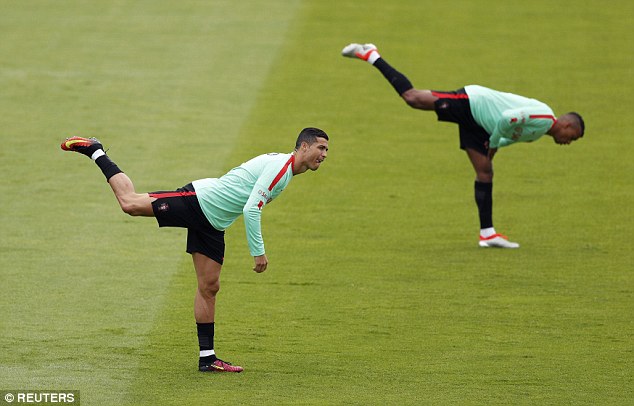 Ronaldo khoe đôi chân gân guốc kỳ dị - Ảnh 6.