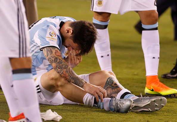 Fan đội mưa khóc lóc, đăng biểu ngữ cầu xin Messi đừng rời đội tuyển - Ảnh 10.