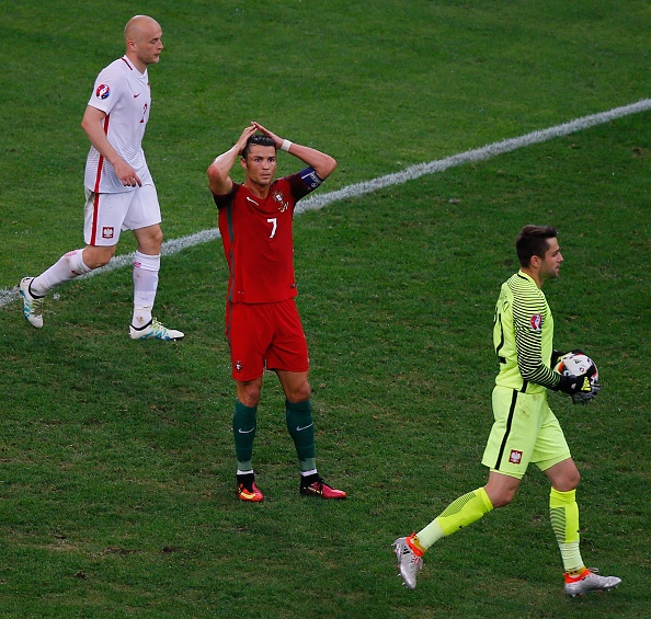 Ronaldo né fan cuồng lao tới nhanh như điện xẹt - Ảnh 4.