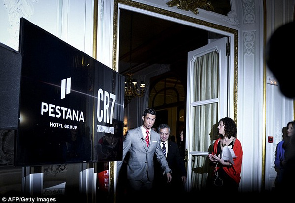 Chiêm ngưỡng khách sạn tuyệt đẹp do Ronaldo vung tiền đầu tư - Ảnh 1.