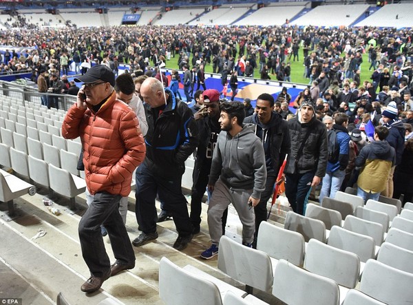 Nóng: Nghi vấn bom nổ bên ngoài sân Stade de France trước trận Pháp - Iceland - Ảnh 4.