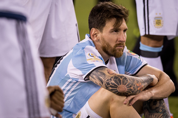 Fan Argentina tiếp tục đội mưa cầu xin Messi hủy quyết định giã từ đội tuyển - Ảnh 11.