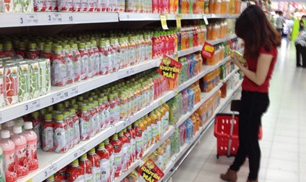 13 sản phẩm của Coca Cola bị dừng lưu th&ocirc;ng: Vẫn b&agrave;y b&aacute;n tr&ecirc;n thị trường - Ảnh 1.