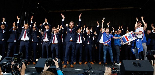 Tuyển Iceland được chào đón như nhà vô địch ở quê nhà - Ảnh 1.
