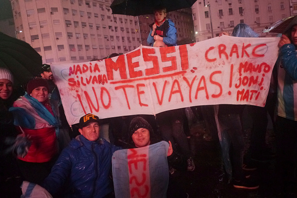 Mỹ nh&acirc;n xăm v&agrave;o... m&ocirc;ng th&ocirc;ng điệp k&ecirc;u gọi Messi trở lại - Ảnh 1.