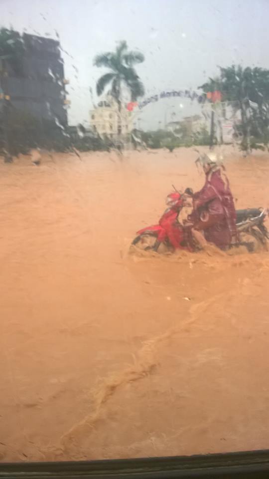 Mưa lớn ở Quảng Ninh, nhiều tuyến đường ngập thành sông - Ảnh 9.
