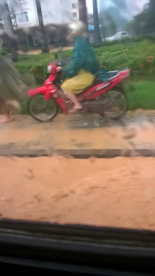 Mưa lớn ở Quảng Ninh, nhiều tuyến đường ngập thành sông - Ảnh 8.