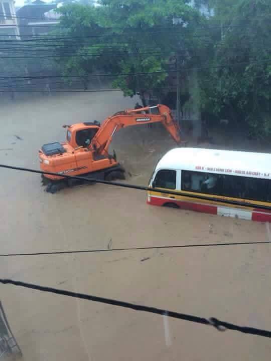 Mưa lớn ở Quảng Ninh, nhiều tuyến đường ngập thành sông - Ảnh 2.