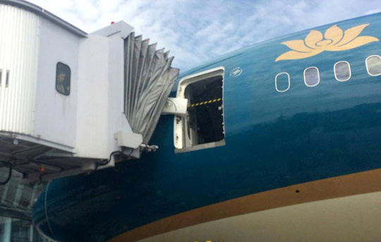 Xác định người làm hỏng cửa siêu máy bay Boeing 787-9 - Ảnh 1.