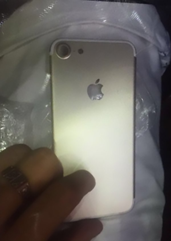 Gặp gỡ kẻ suốt ng&agrave;y tung ảnh r&ograve; rỉ iPhone mới - Ảnh 3.