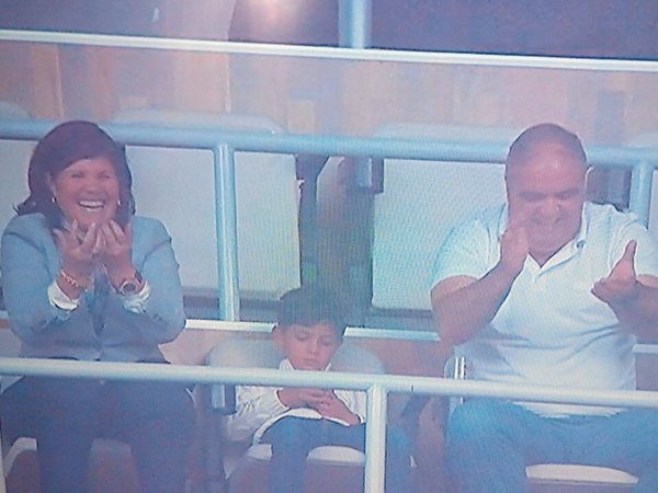 Mặc bà nội phát cuồng, Ronaldo Junior chẳng buồn ăn mừng khi bố ghi tuyệt phẩm - Ảnh 3.