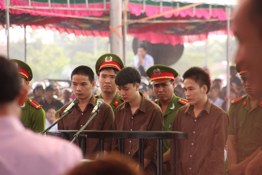 Đúng 1 năm sau ngày xảy ra vụ thảm sát Bình Phước, Nguyễn Hải Dương bật khóc - Ảnh 1.