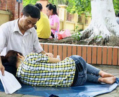 C&acirc;u chuyện ph&iacute;a sau bức ảnh bố tr&ocirc;ng con ngủ trong kỳ thi ĐH 2012 - Ảnh 1.