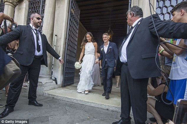Bastian Schweinsteiger tổ chức đám cưới lãng mạn với mỹ nhân làng banh nỉ - Ảnh 4.