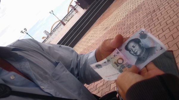 Đ&agrave; Nẵng: B&aacute;n h&agrave;ng thu Nh&acirc;n D&acirc;n tệ, cuối ng&agrave;y sẽ c&oacute; người đến đổi tận nơi (!?) - Ảnh 1.