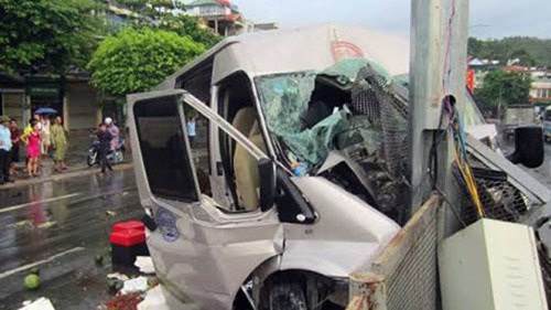 Xe khách tan nát vì tông cột điện, 8 người nguy kịch - Ảnh 1.