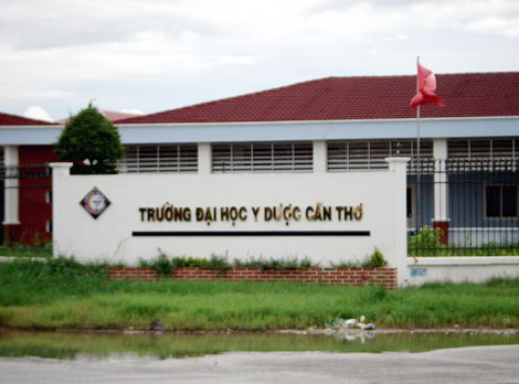 Hai thí sinh nhập viện khẩn cấp để BS nội soi gắp thiết bị gian lận thi gắn trong tai - Ảnh 1.