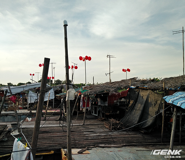 Chiều hè theo chân anh Cường chậu đỏ đi sửa cột điện gió - Ảnh 1.