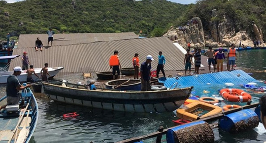 Ninh Thuận: Nhà hàng nổi sập xuống biển, 2 người tử vong - Ảnh 1.