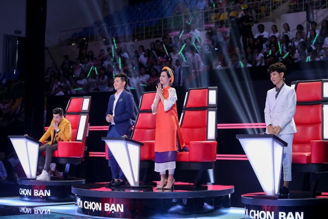 The Voice Kids: Noo Phước Thịnh - Đông Nhi liên tục chặt chém, quyết không nhường nhau để giành thí sinh - Ảnh 1.