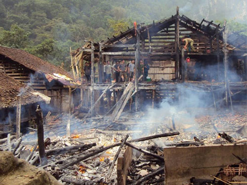 Những người này mà đi du lịch thì nên xây hàng rào cách ly họ cho xã hội được nhờ! - Ảnh 4.