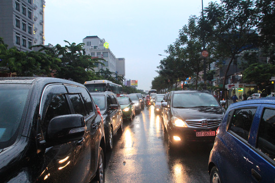 Cửa ngõ sân bay Tân Sơn Nhất kẹt cứng sau mưa - Ảnh 1.