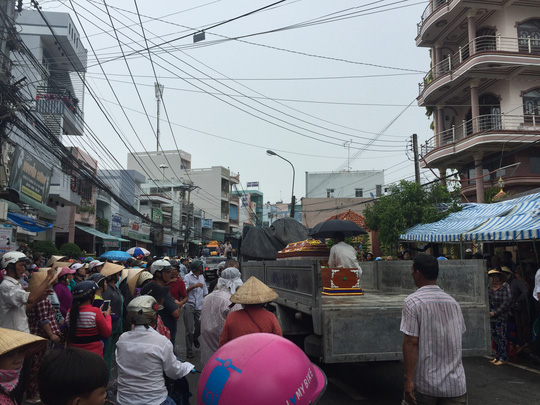 Xúc động lễ đưa tang 6 nạn nhân chết cháy ở Cà Mau - Ảnh 1.