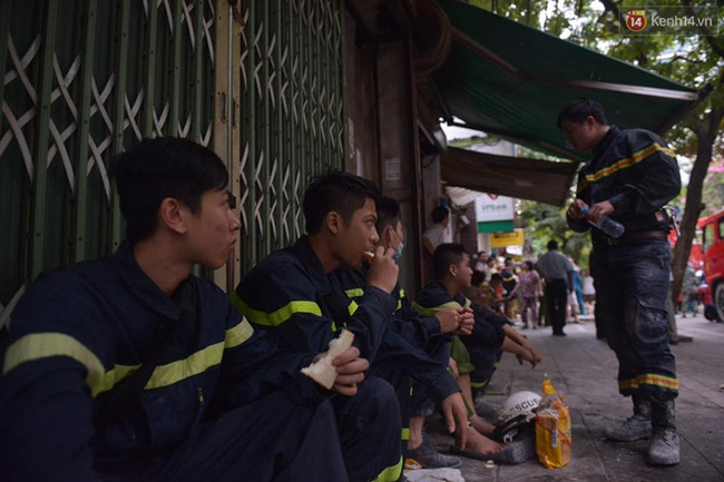 Hà Nội: Sập nhà 4 tầng giữa phố Cửa Bắc, 2 người tử vong - Ảnh 36.