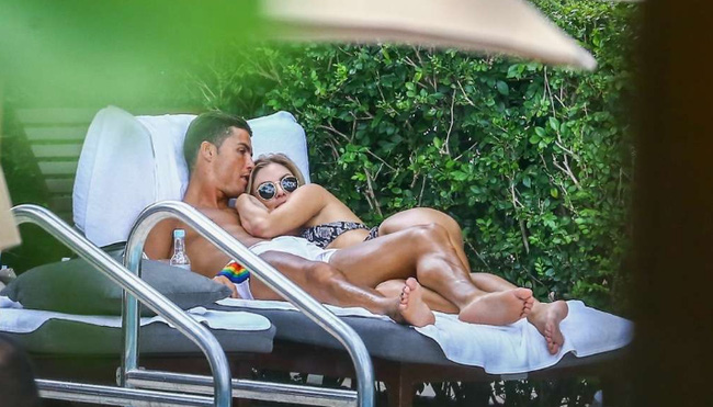 Vắng cô bạn gái nóng bỏng, Ronaldo đi bơi với gương mặt ủ rũ - Ảnh 2.