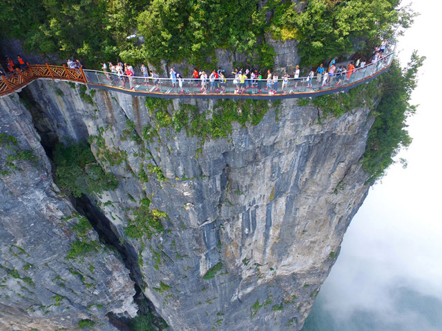 Đi tr&ecirc;n cầu k&iacute;nh b&ecirc;n v&aacute;ch n&uacute;i cao 1.500m, bạn d&aacute;m kh&ocirc;ng? - Ảnh 1.