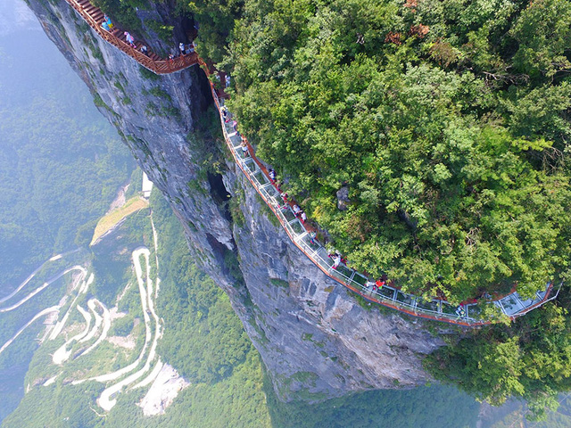Đi tr&ecirc;n cầu k&iacute;nh b&ecirc;n v&aacute;ch n&uacute;i cao 1.500m, bạn d&aacute;m kh&ocirc;ng? - Ảnh 2.