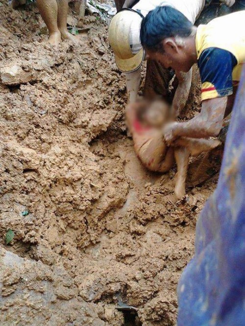 Thương tâm bé trai 5 tuổi bị vùi lấp sau mưa lũ ở Thanh Hóa - Ảnh 2.