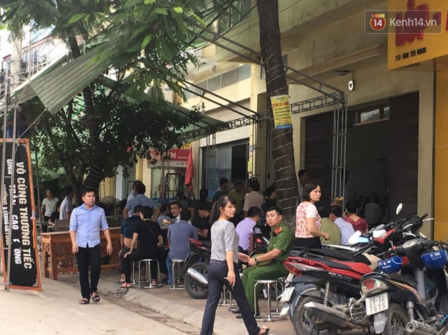 Người d&acirc;n khu phố b&agrave;ng ho&agrave;ng trước c&aacute;i chết của 2 l&atilde;nh đạo tỉnh Y&ecirc;n B&aacute;i - Ảnh 2.