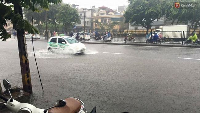 Bão Thần Sấm gây mưa to gió giật ở Hà Nội, hàng loạt cây gãy đổ đè lên ô tô - Ảnh 2.