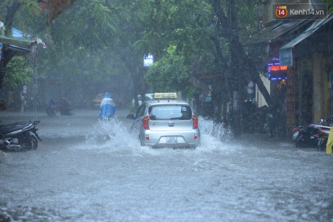 Bão Thần Sấm gây mưa to gió giật ở Hà Nội, hàng loạt cây gãy đổ đè lên ô tô - Ảnh 7.