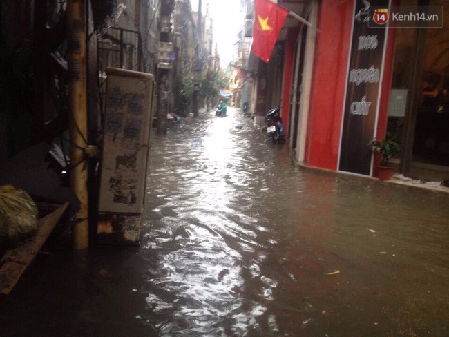 Bão Thần Sấm gây mưa to gió giật ở Hà Nội, hàng loạt cây gãy đổ đè lên ô tô - Ảnh 13.
