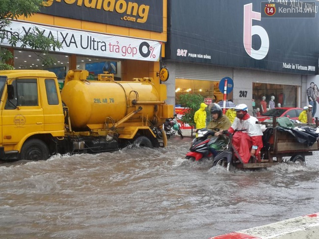 Bão Thần Sấm gây mưa to gió giật ở Hà Nội, hàng loạt cây gãy đổ đè lên ô tô - Ảnh 14.