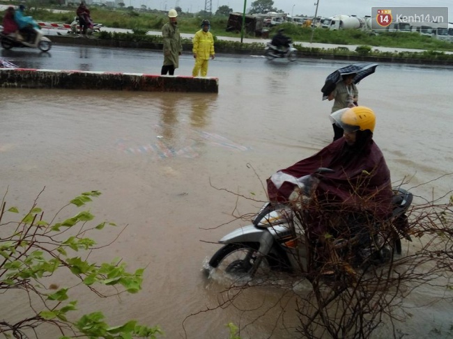 Bão Thần Sấm gây mưa to gió giật ở Hà Nội, hàng loạt cây gãy đổ đè lên ô tô - Ảnh 17.