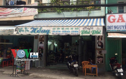 TP HCM: T&agrave;i xế taxi đ&acirc;m hai mẹ con bạn gục trước cửa nh&agrave; - Ảnh 1.