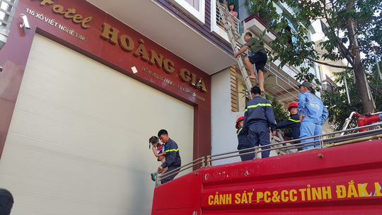 Mắc kẹt trong khách sạn, hàng chục du khách đu thang ra ngoài - Ảnh 1.